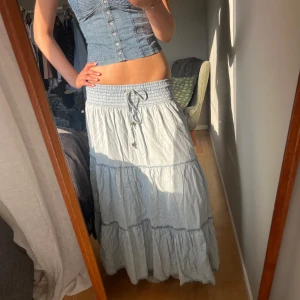 Ljusblå maxikjol🩵 - Säljer denna assöta maxikjol med små vlolanger och knytdetalj framtill då den tyvärr är lite kort på mig som är ca 172🫶🏻Jättenajs material som känns svalligt och somrigt!💐Står xs på lappen men ja skulle tro att om man är under 170 passar den nog XS-M. Hör av er vid frågor och ge gärna prisförslag!