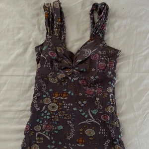 Söt vintage blus - Den här fina blusen har blivit älskad av min syrra men är i topp skick 💕(ärmarna ska vara så btw 😭) Är lite lite genomskinlig men syns inte så mycket 🫶🏼 Kontakta innan önskat köp!