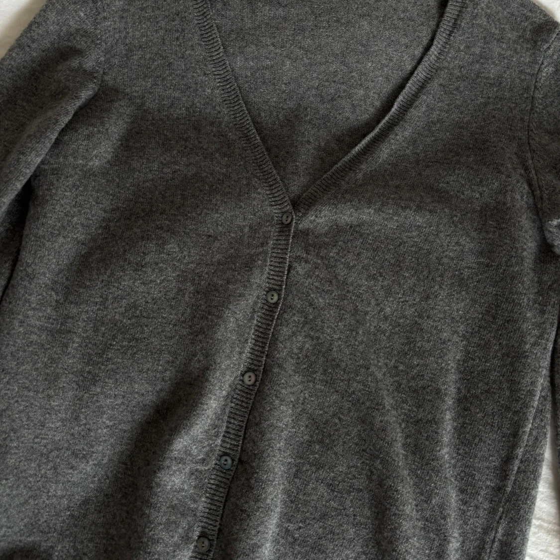 Mörkgrå kofta med v-ringning - 1