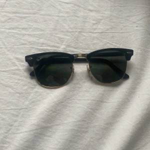 Ray-Ban - Ett par sol glasögon, bra för sommaren svåra att få tag på.