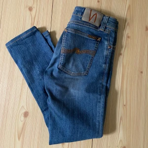Nudie Jeans - Smal/skinny passform, w.26 men jämfört med Levis tycker jag typ w.24  Mått Midjemått 35 cm Ytterbenslängd 89 cm Innerbenslängd 65 cm HöftBredd 40 cm