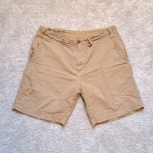 Ralph Lauren Shorts - Stl w31  - Fina Ralph Lauren shorts i beige/brun färg, perfekt på sommaren!☀️ | Skick: 8,5/10, Mycket bra | 53% linne, 47% bomull | Stl w31 | Fraktar spårbart med Instabox eller Postnord | Mvh Galgen 🤗