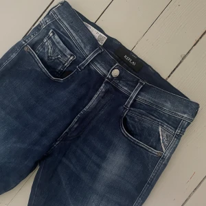 Replay Anbass Hyperflex - Tjena! Säljer dessa Replay Anbass hyperflex i ett mycket fint skick✔️ Storlek 31✔️ Mitt pris 499 Nypris 1600kr