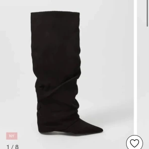 Svarta slouchy stövlar i mocka-look - Svarta höga stövlar med slouchy passform och spetsig tå. Tillverkade i mocka-liknande material med dragkedja på insidan. Platt sula och stilren design som ger en edgy vibe till din outfit. Använda fåtal gånger! nypris 899