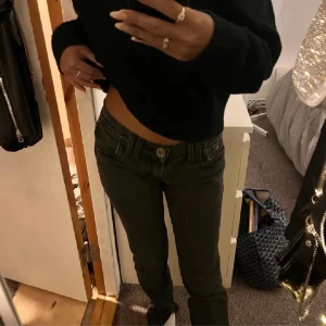 Svarta jeans med dragkedjedetalj - Säljer ett par svarta jeans med snygga guldiga dragkedjor på bakfickorna och kontrastsömmar. Jeansen har låg midja. Säljer pågrund av att de inte passar mig. Aldrig använda alltså nytt skick. 