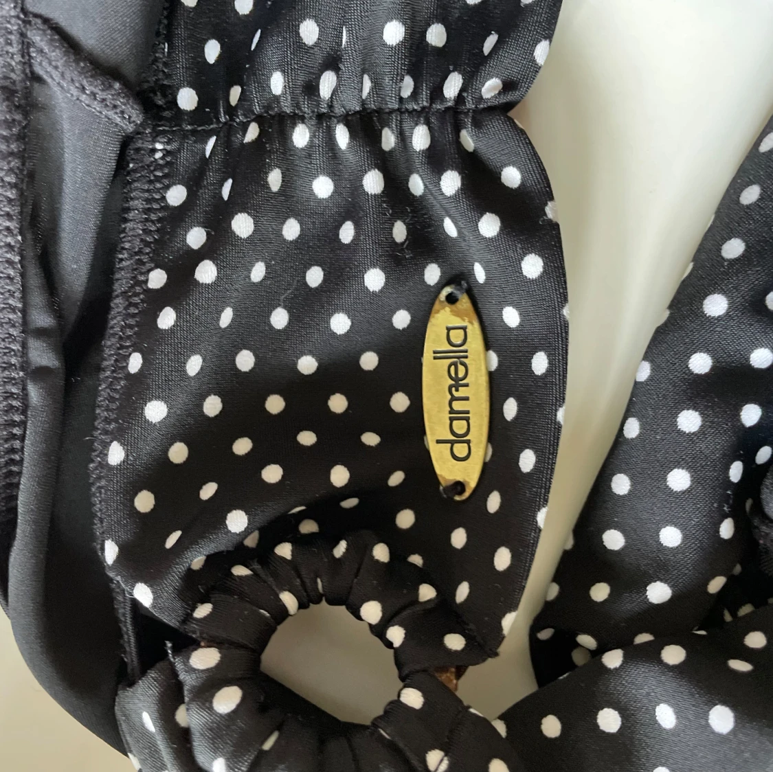 Svart bikini med prickiga detaljer - 3