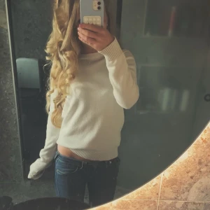 Vit stickad tröja från VILA XS - Superfin vit stickad tröja från VILA i storlek XS. Tröjan har rund halsringning, långa ärmar och ribbade muddar vid ärmslut och nederkant. Säljer tröjan för att den inte kommer till användning💗Köpt för 400 kr