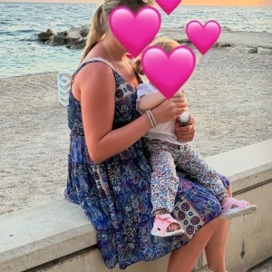 Utomlands sommar klänning - Superfin blåmönstrad klänning från Bold & Beautiful med blommigt och paisleyinspirerat tryck. Klänning är ifrån Kroatien, du kan även ändra storleken i banden. Perfekt för varma dagar och ger en bohemisk vibe.