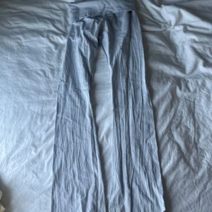 Brandy yoga pants - Supersköna ljusgrå mjukisbyxor med hög midja och långa, vida ben. Perfekta för chill dagar eller när du vill ha något riktigt bekvämt på dig. Tunt och mjukt material som känns skönt mot huden.