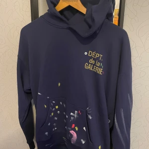 Gallery Dept hoodie - Säljer en fet galler dept hoodie som är perfekt för kyligare dagar på sommaren! Bra skick och jag är villig att sänka priset vid en snabba affär.