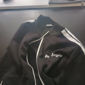 Palm Angels tröja svart  - Palm Angels liknande tröja som är helt i bomull. Väldigt sköna.