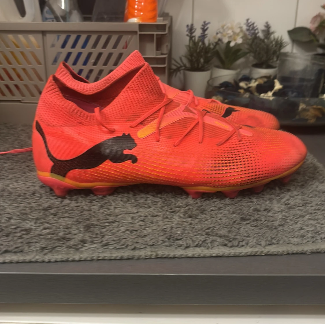 Röda fotbollsskor från Puma strl 42