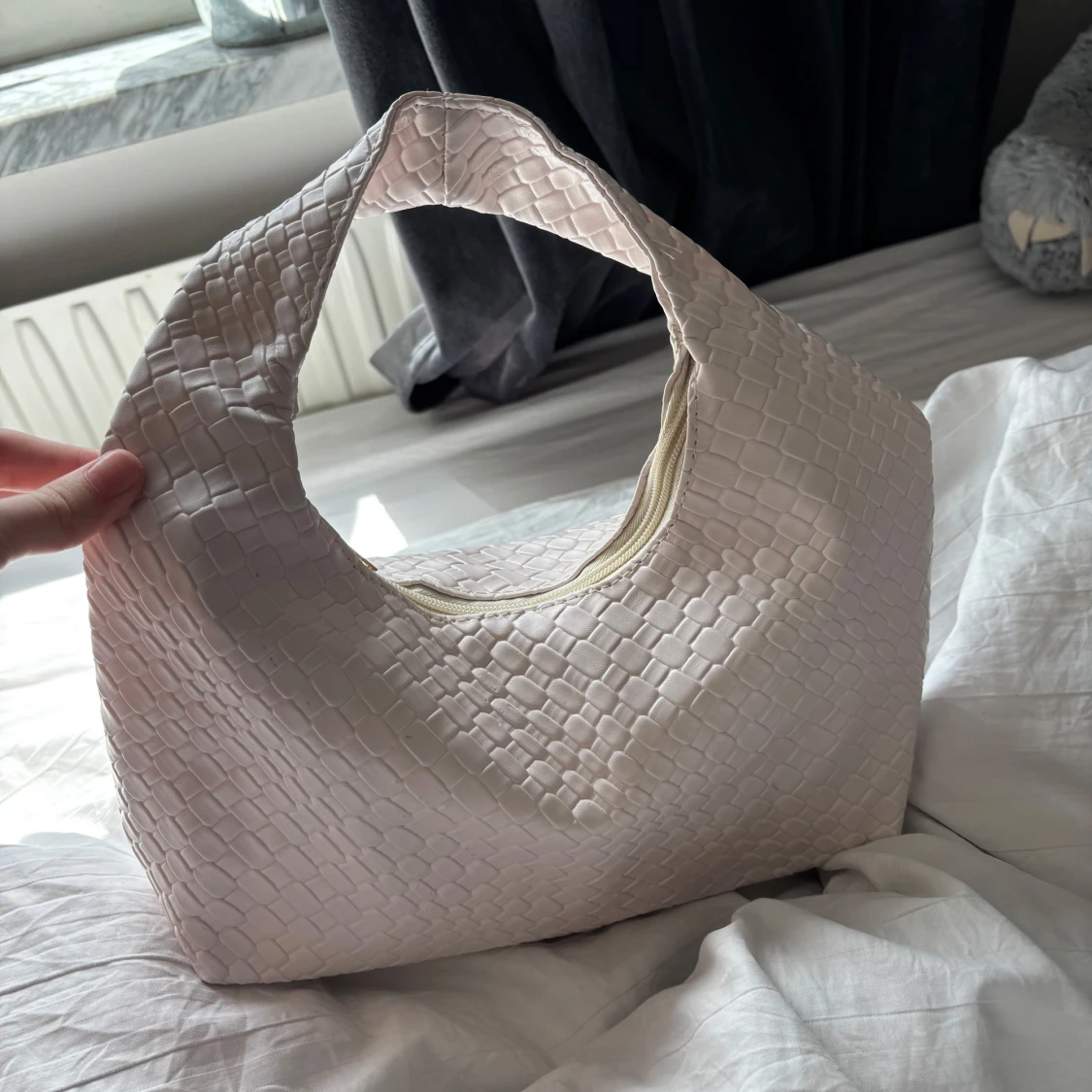 Ljusbeige axelväska med struktur - 2