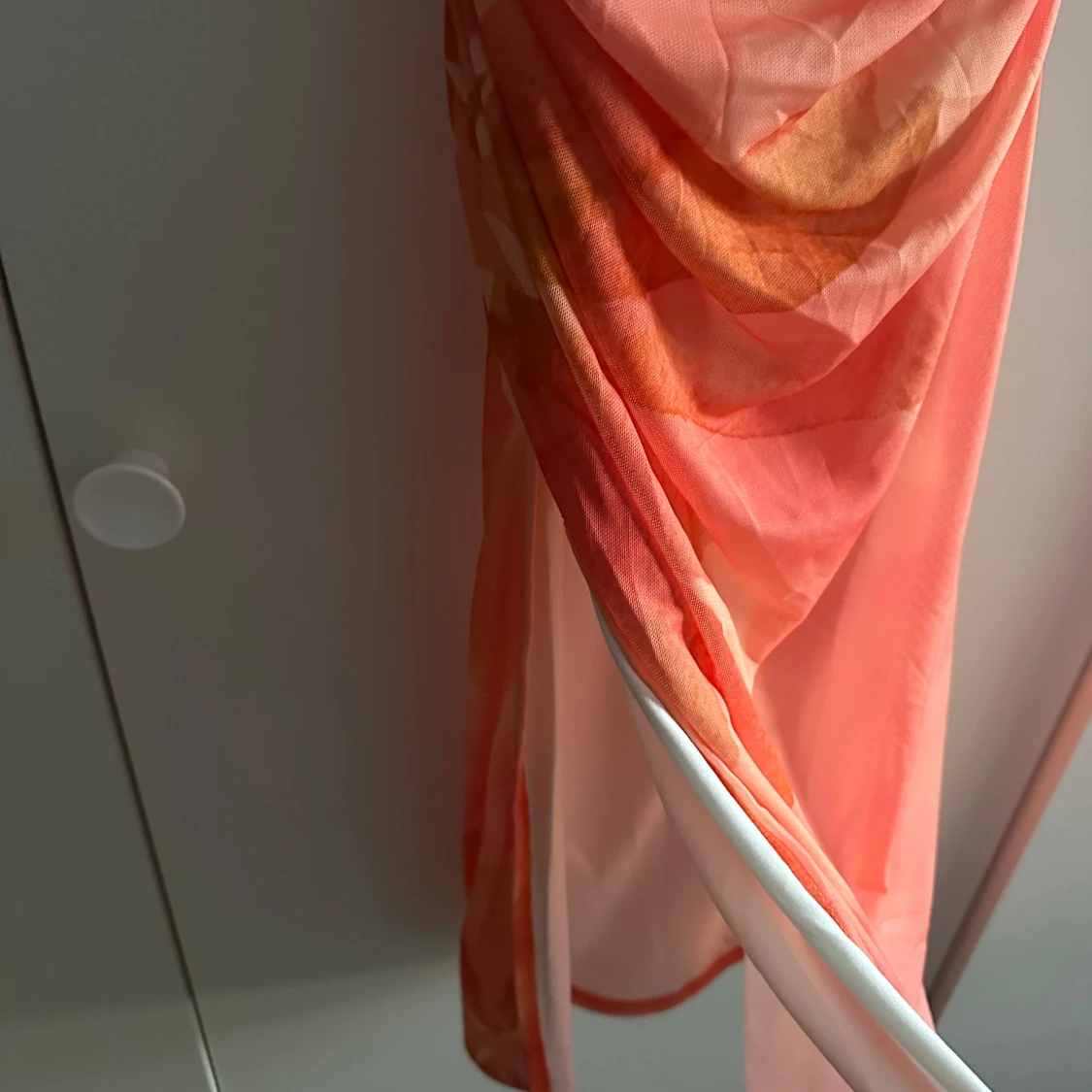 Blommig klänning med öppen rygg - 2