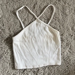 Vit ribbad topp  - Fin topp från zara, väl använd därav priset!