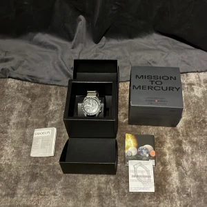 Swatch x Omega Mission to Mercury - Säljer en väldigt sällsynt Swatch x Omega Bioceramic MoonSwatch Mission to Mercury. Kommer i originalbox med certifikat och manual. Grym design inspirerad av rymden och planeten Merkurius. Pris är diskutersbart.👍🏻