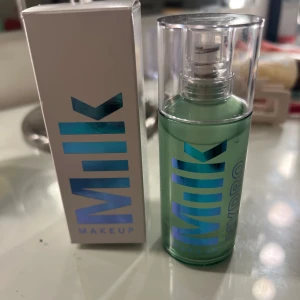 Milk Makeup Hydro Grip Primer - Superbra primer från Milk Makeup, använd ca 3-4 ggr (se 2:a bilden), säljer då den inte riktigt passade min hudtyp. Kommer i originalförpackning ☺️ Inga defekter alls. Originalpris 550:-.