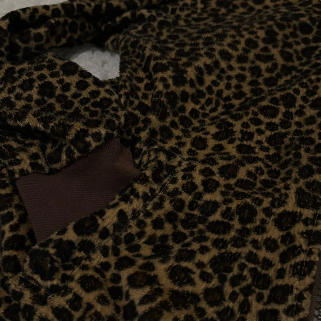 Leopardmönstrad hoodie med huva - 1