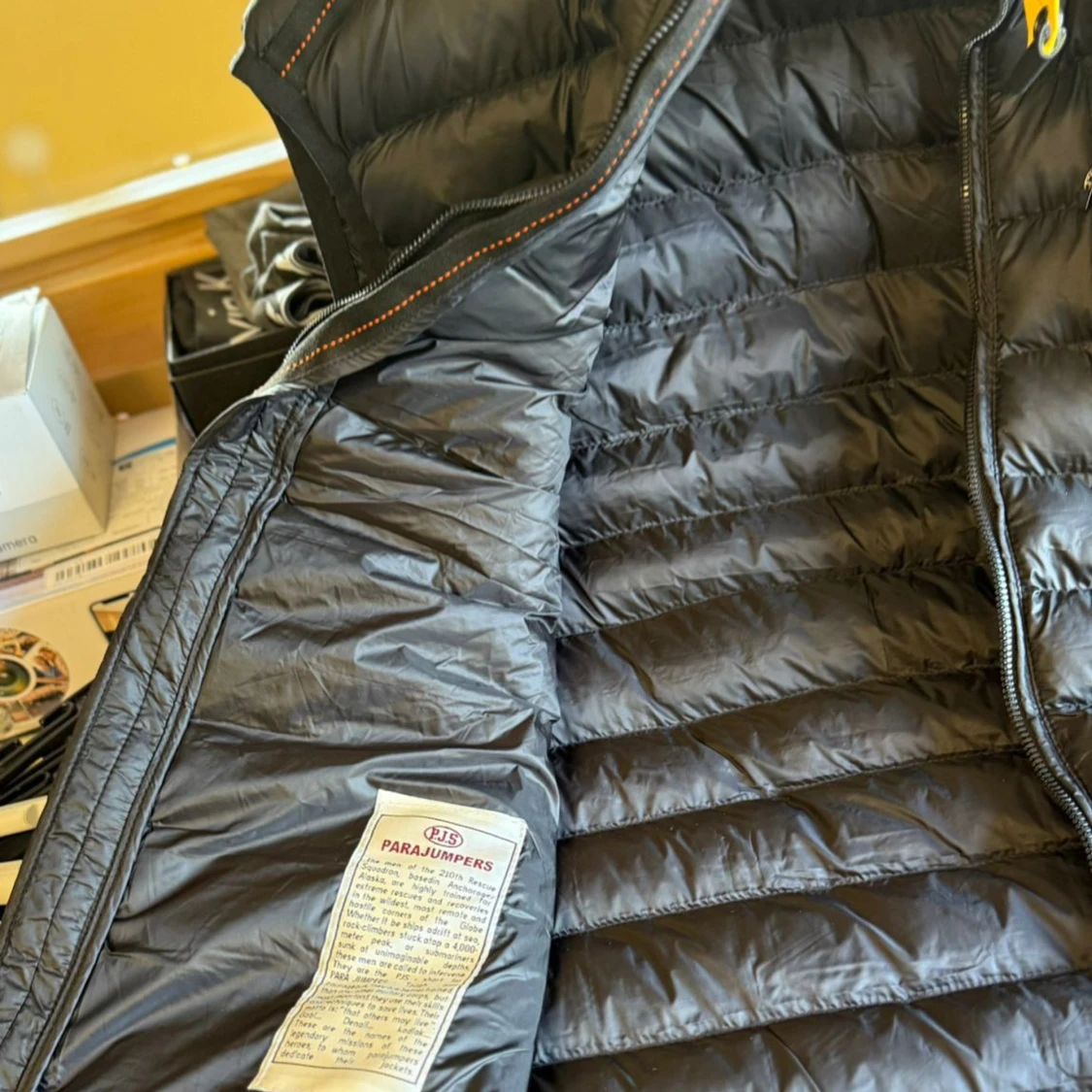 Svart dunväst från Parajumpers - 2