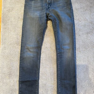 Grå jeans från Jacob Cohen stl 29 - Snygga grå jeans från Jacob Cohen med klassisk femficksdesign och diskreta slitningar. Modell bard storlek 29. Sparsamt använda 2 år gamla. Nypris 5500:-