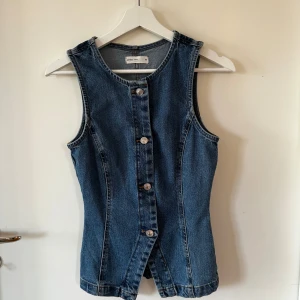 Jeansväst från Perfect Jeans XS - Snygg jeansväst i klassisk blå denim från Ginatricot i storlek XS. 