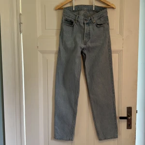 Sweet SKTBS ljusblå loose jeans - Ljusblå jeans från Sweet SKTBS i modellen Sweet loose jeans. De har en relaxed, loose passform med raka ben och klassisk femficksdesign. Jeansen är tillverkade i 100% bomull och har en snygg vintage vibe med ljus tvätt och läderpatch bak i midjan.