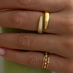 Muli ring guldpläterad justerbar  - Justerbar, oanvänd ring från Muli med stenar. Guldpläterad och nickelfri. Skickas med i en mini Muli-tygpåse. 