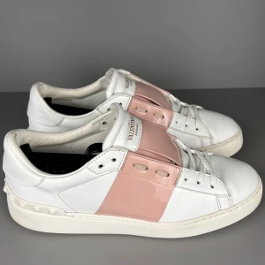 Valentino Open Rosa - Modell: Valentino Open | Skick: 9/10 | Storlek: 39 | Pris: 2399kr | Tillbehör: Inget | Fler frågor? Hör av dig isåfall!