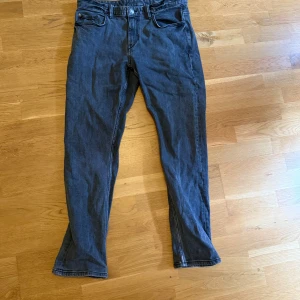 Grå jeans - Snygga grå jeans med klassisk femficksdesign och raka ben. Jeansen har normal passform och är tillverkade i ett slitstarkt denimtyg. Perfekta för dig som gillar en enkel och tidlös look.