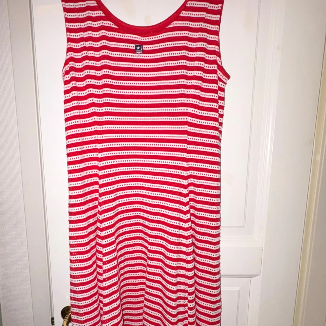 Rödvit randig ärmlös klänning - 1