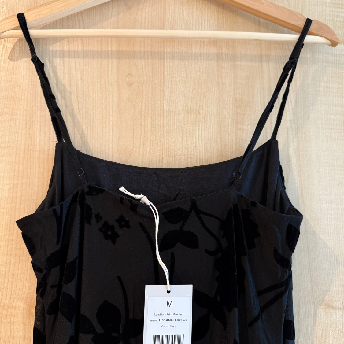 NA-KD Svart blommig långklänning med smala axelband - 2