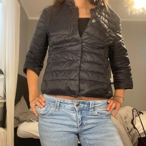 Kort ärmad jacka - skit snygg kortärmad jacka!! Perfekt att ha både på hösten, våren och samt sommaren!!💓💓