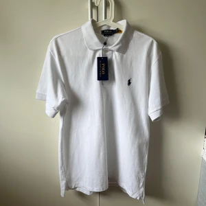 Vit pikétröja från Polo Ralph Lauren - Helt ny Ralph lauren pike! Storleken är M. Skriv vid eventuella frågor!