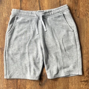 Grå mjukisshorts - Grå mjukisshorts med snörning i midjan, två sidofickor och en bakficka. Använda flitigt men inte tydligt slitage! Köpta på Intersport.🤗 