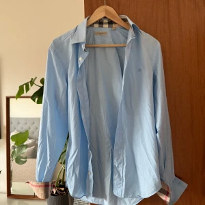 burberry skjorta  - burberry skjorta   size S Väldigt bra skick 1000kr all in.