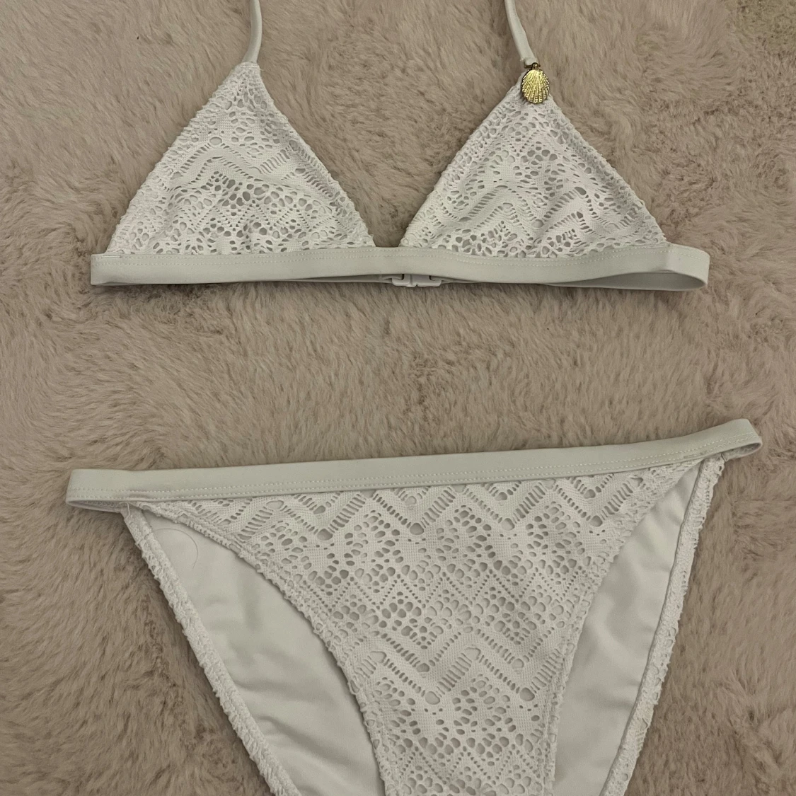 Vit spetsbikini med snäckdetalj - 3