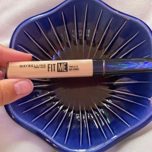 Maybelline Fit Me Concealer 08 - Maybelline Fit Me Concealer i nyansen 08. Ljusbeige färg som passar för att täcka mörka ringar och ojämnheter. Kommer i en smidig tub med svart lock och applikator. Perfekt för en naturlig och fräsch look. Helt ny aldrig använd 
