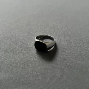 Argent Noir - En sofistikerad detalj med subtil edge. Storlek US 9.5 (ca 19,4 mm i diameter).