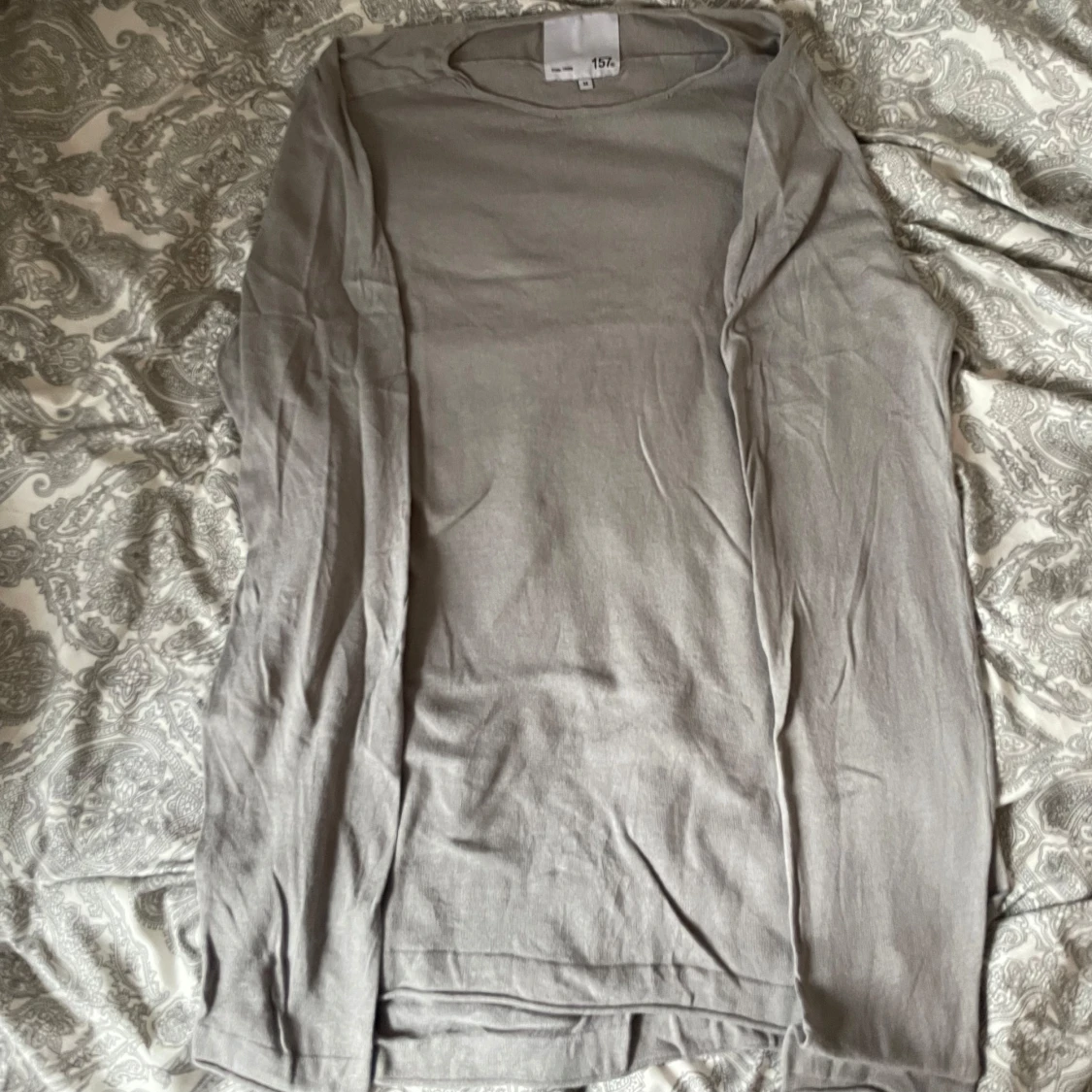 Ljusgrå långärmad tröja