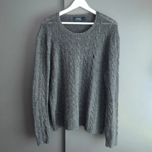 Ralph Lauren Kashmir tröja - -  Fint skick, ett litet hål som knappt syns. Storlek M passar dig som är mellan 178-188cm. Nypris ca 3500kr. 10% kashmir 90% merinoull. Modellen är 185 cm, 79 kg. Skriv för mer information🤝