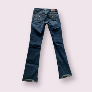 True Religion blå bootcut jeans - Skitsnygga blåa lågmidjade bootcut jeans från True Religion, storlek W27!💗
