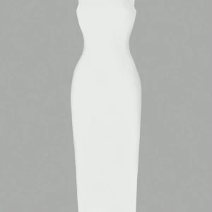 Vit långklänning med smal passform - En stilren vit långklänning med figurnära passform och ärmlös design. Klänningen har en enkel och elegant siluett som framhäver midjan. Perfekt för dig som gillar minimalistisk och clean stil.