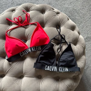 Calvin Klein bikinitoppar - Säljer två bikinitoppar från Calvin Klein sparsamt använda💕 80 kr för en  bikinitopp💗