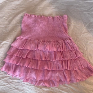 Rosa volangkjol - Supersöt rosa volangkjol, väldigt stretchig så passar S också