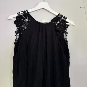 Marinblå topp - Jättefint marinblått linne, välanvänt därav priset!