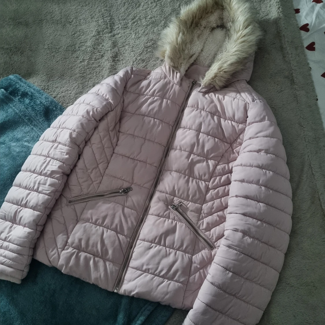 Ljusrosa pufferjacka med fuskpäls