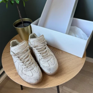Maison Margiela Gats (sällsynta) - Tjena. Säljer dessa otroligt sällsynta maison margiela gatsen i storlek 42. Vad jag vet så är jag den enda på plick med dessa som är äkta. (Bevis finns). Om de finns några frågor eller funderingar så är de bara att skriva! Tack!😁🙌🏼
