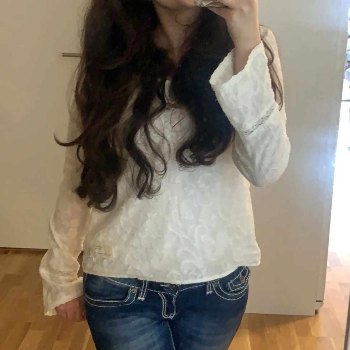 Vit blus med spets och rosett - 1