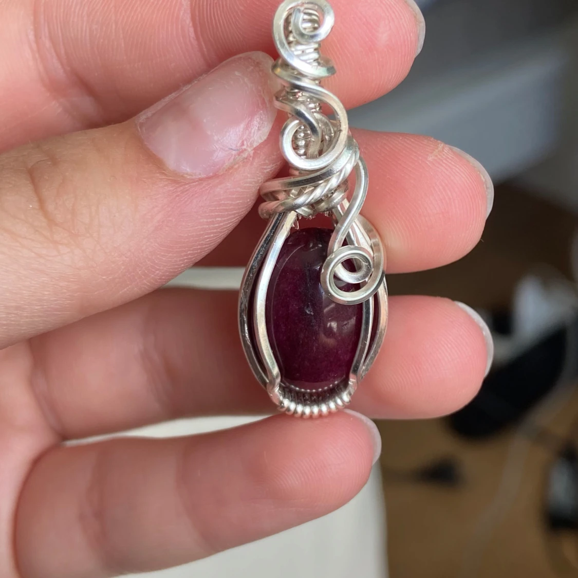 Handgjort halsband med vinröd sten - 1