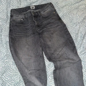 Grå jeans från 157 i storlek S - Säljer ett par grå jeans från 157 i storlek S. Klassisk femficksmodell med dragkedja och knapp framtill. Jeansen har en rak passform och är tillverkade i bomull med en snygg tvättad look.